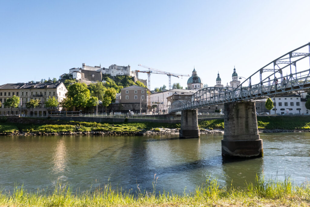 Blick auf die Stadt Salzburg am Ziel einer Bikepacking Tour.
