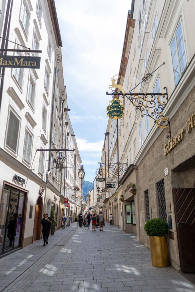 Blick in die Salzburger Getreidegasse mit den Zumpftschildern.