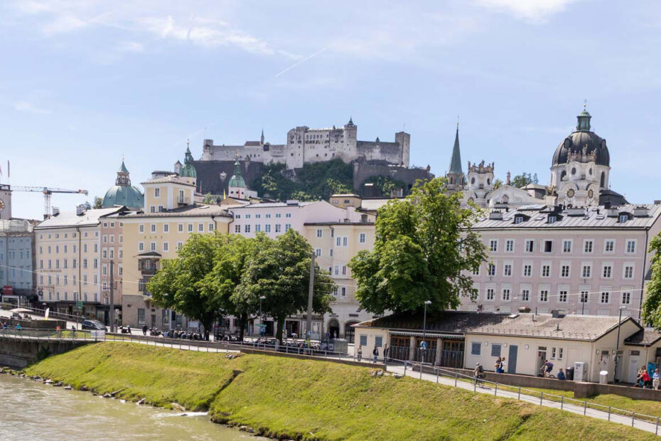 Die Stadt Salzburg mit der Festung und den Stadtbergen.
