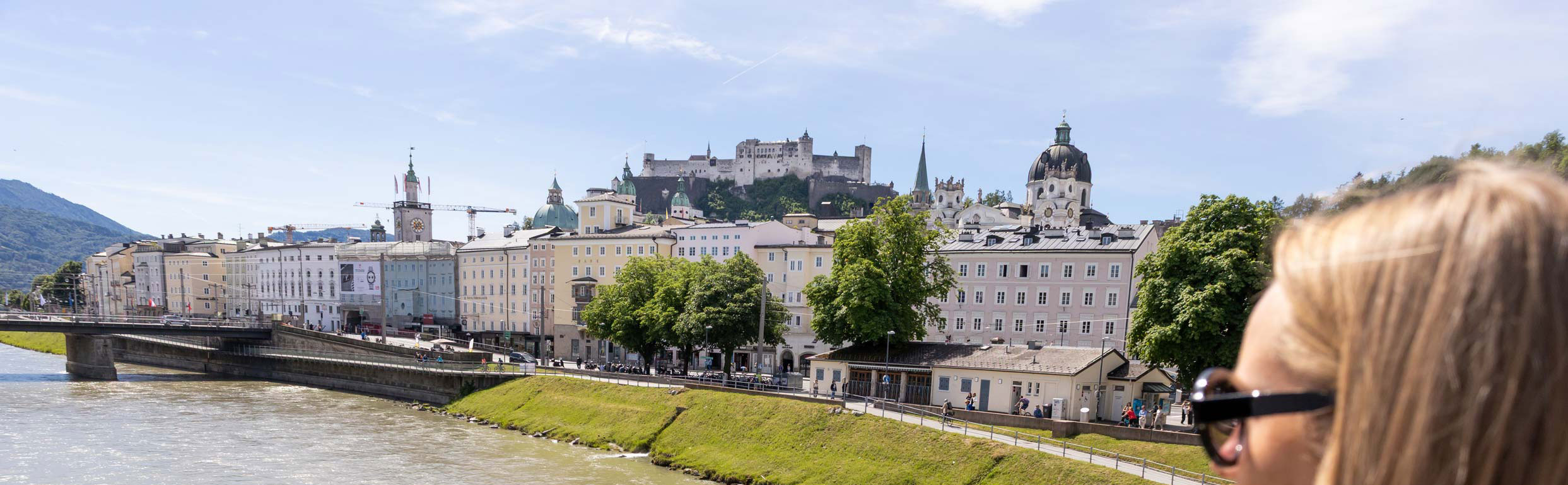 Die Stadt Salzburg mit der Festung und den Stadtbergen.