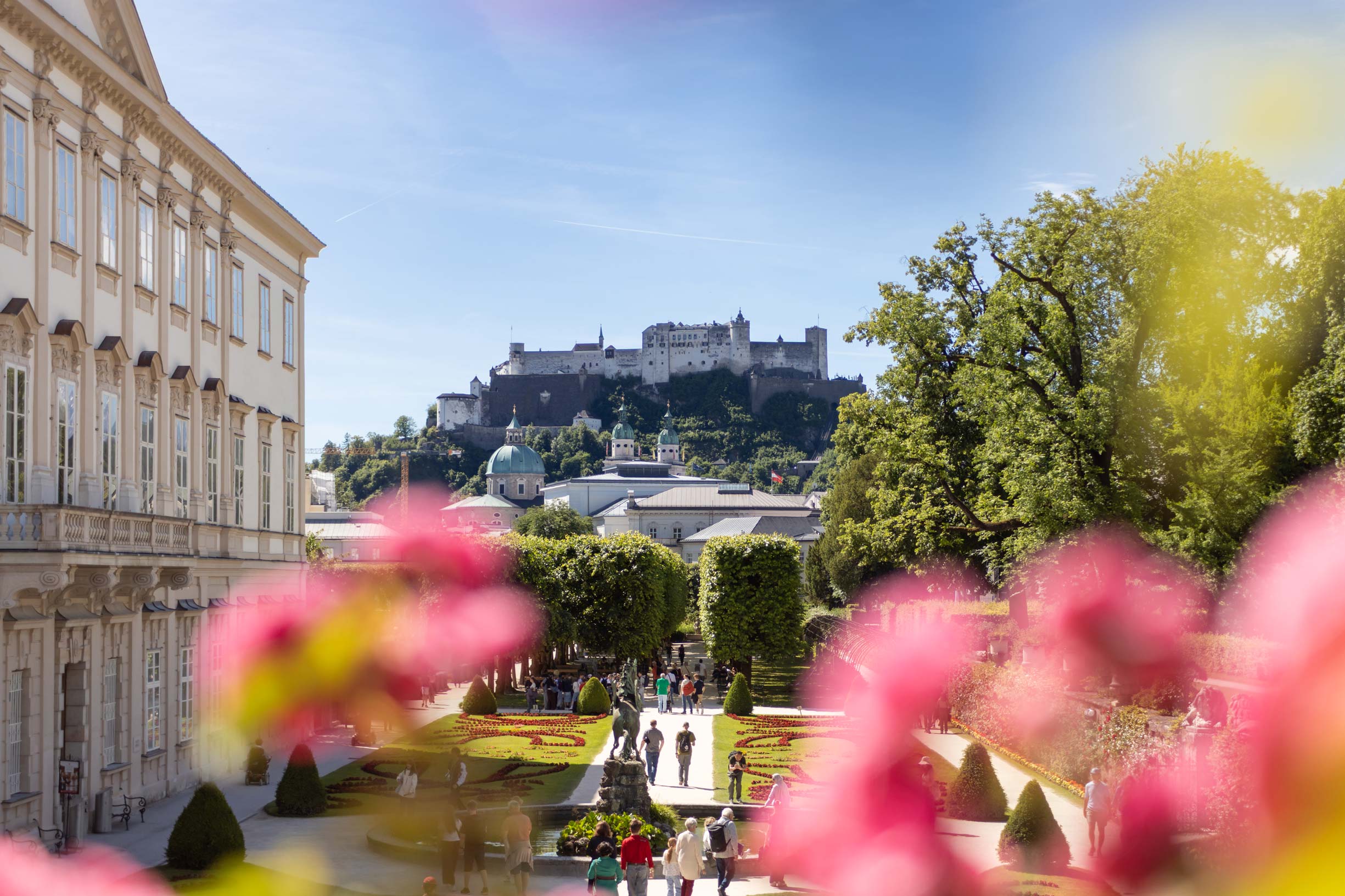 Der Mirabellgarten in Salzburg. Foto vom Rosenhügel mit dem Schloss und der Festung im Hintergrund.