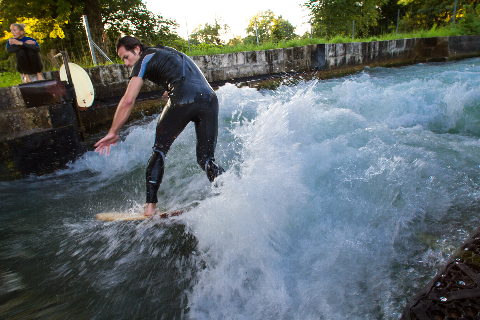 Surfen am Salzburger Almkanal auf einer stehenden Welle in einem Fluss.