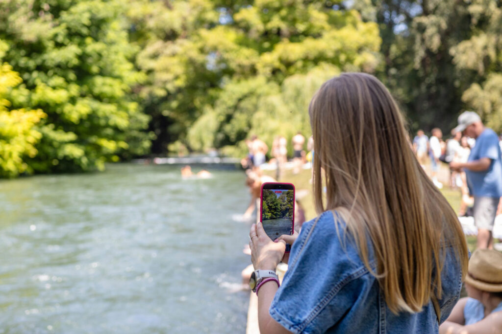 Baden im Eisbach in Münchner Englischen Garten.