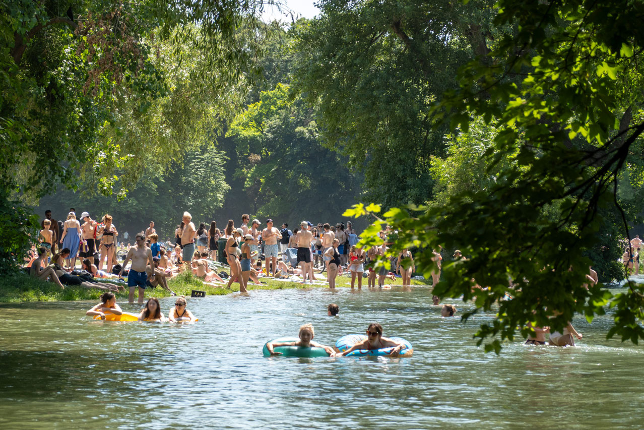 Treiben auf dem Eisbach im Englischen Garten.