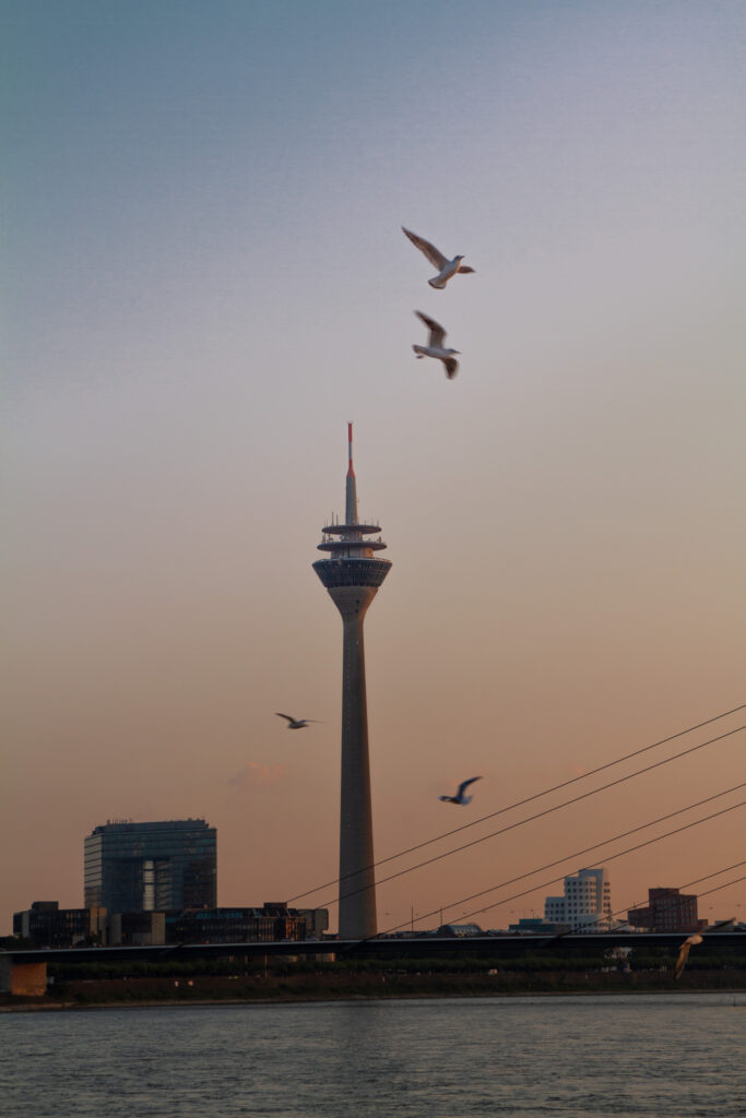 Der Fernsehturm in Düsseldorf. Ein Reiseziel für das Deutschlandticket.