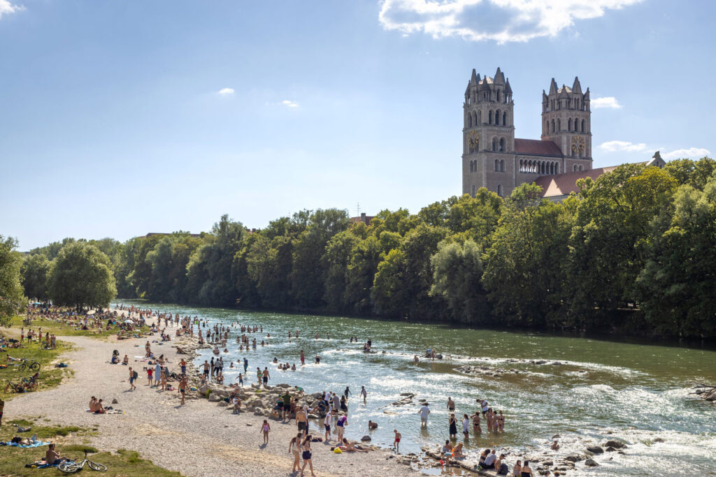 Menschen am Baden in der Isar in München.