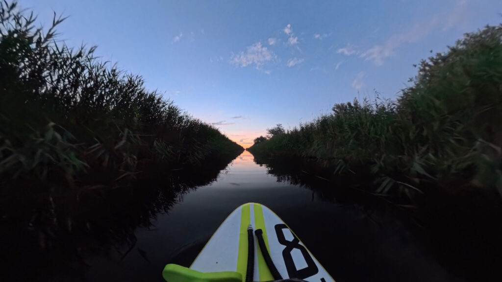 Ein kleiner Kanal noch im Dunklen am Neusiedlersee mit dem SUP auf der Ungarischen Seite.