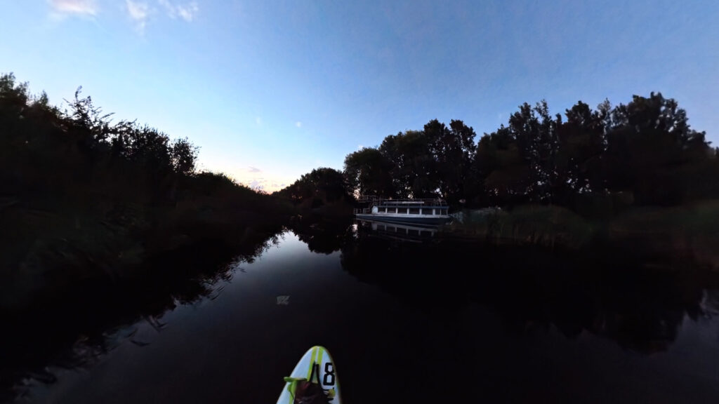 Ein kleiner Kanal noch im Dunklen am Neusiedlersee mit dem SUP auf der Ungarischen Seite.