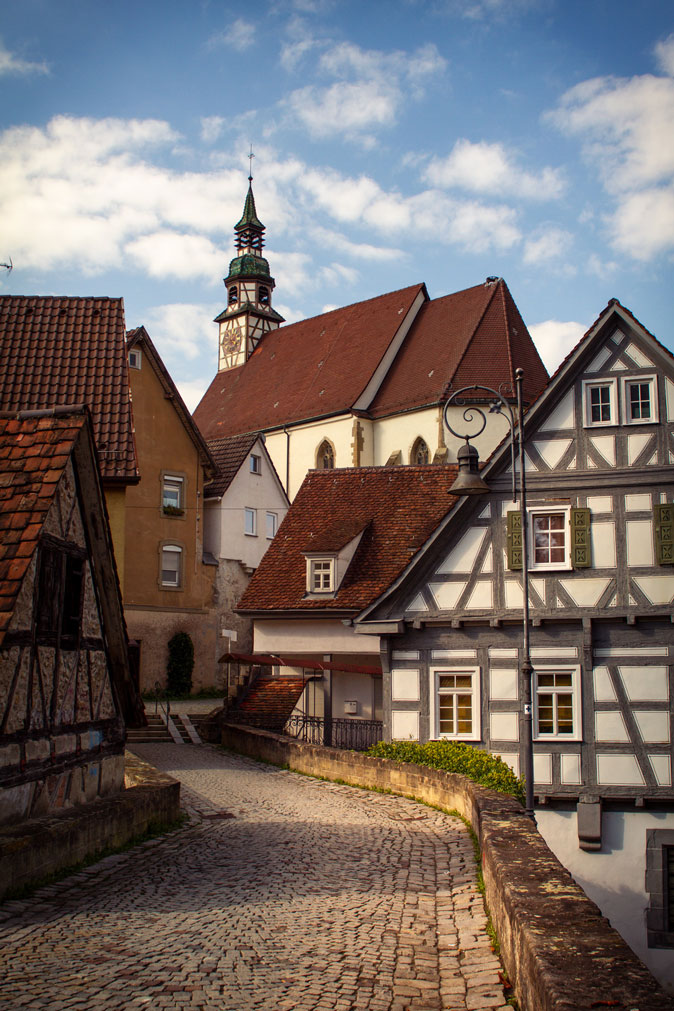 Waiblingen im Remstal. Kirche mit alten Fachwerkshäusern. Schönes Ziel mit dem Deutschlandticket.