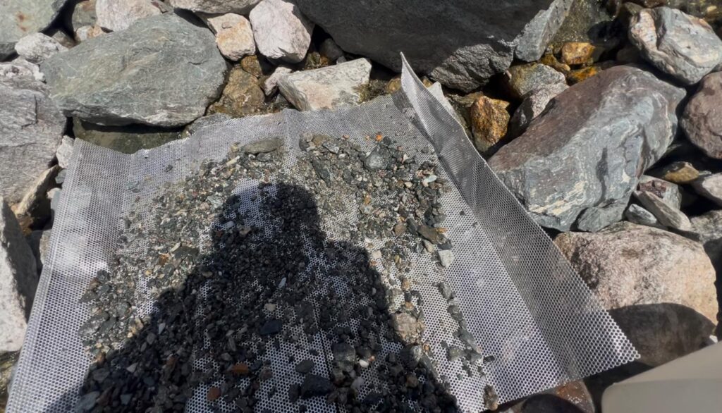 Ein Lochgitter mit Schotter darauf im Salzburger Habachtal. Damit werden Smaragde aus dem Bach gewaschen.