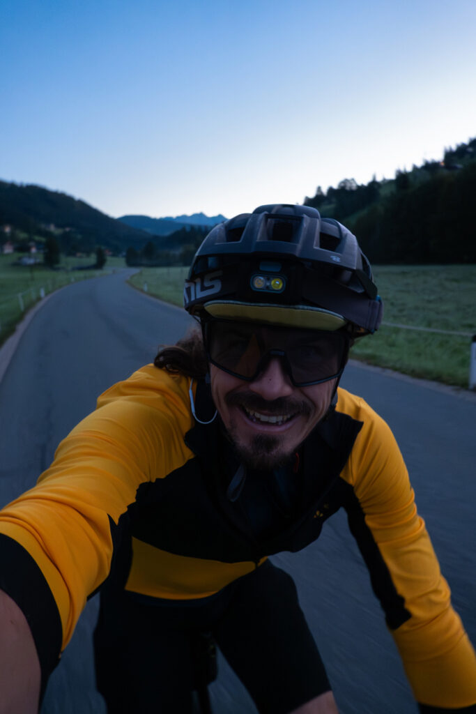 Gravelbiker in der Früh beim Start zu einer Alpenüberquerung über das Pfitscher Joch.