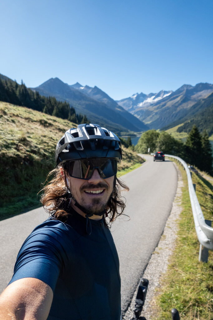 Gravelbiker am Durlaßboden, besser bekannt als Gerlospass Speichersee.