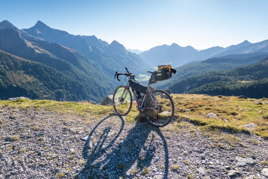 Ein Gravelbike steht auf Pfitscher Joch mit Blick nach Südtirol.